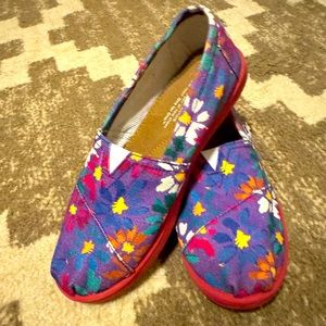 NWT Toms Tiny Classicss Canvas Shoes Daisy size 3